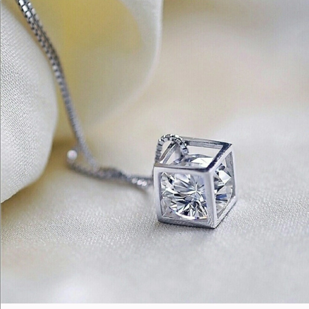 Elegant Silver Tone Necklace. Eye catching!